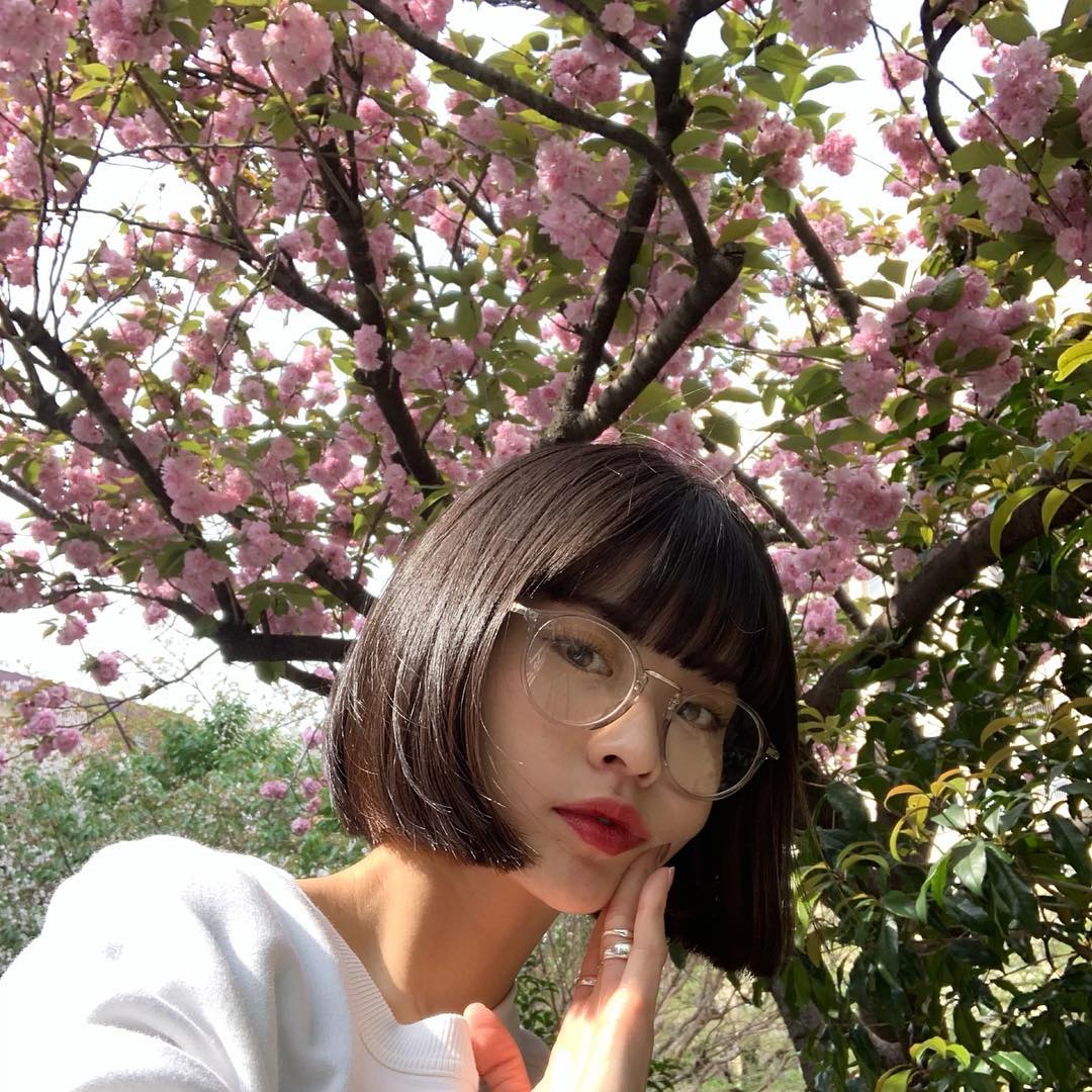 横田ひかる 綺麗な関山桜とパシャリ 髪の毛整えてもらいました 感謝 Whyte Hamamoto Moe Zine
