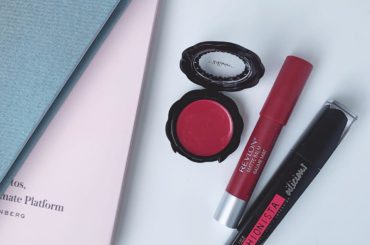 のんのオススメのコスメ
【プチプラ編】

①Revlon マットバーム 70

YouTubeの秋メイクで紹介してから
ずーっと愛用してます。
ちなみに三本目く...