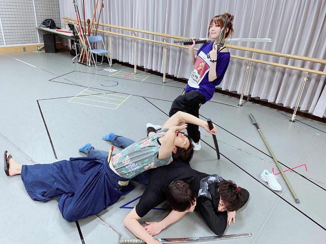 田中れいな 兄上との兄弟喧嘩 今回も お市圧勝 ちゃんと靴脱いで 足乗せるあたり お市の優しさ出てます 笑 別の写真はブログとtwitterへ Moe Zine