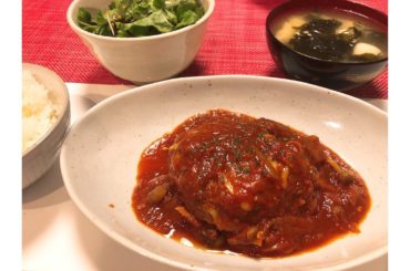 今日は煮込みハンバーグ！
美味しく煮込まれてました♡
.
サラダは
野菜、塩昆布、お酢を袋にいれて
フリフリして完成
.
#おうちごはん#あさかごはん
#自炊#...