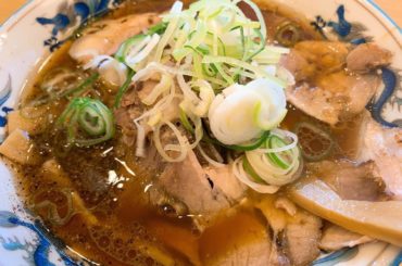 富山に来たからには富山ブラックラーメンを食べなければ！と﻿
私なりに聞き込みをして辿り着いたぞブラックラーメン！﻿
写真で見る富山ブラックとは少し違ってこげ茶色...