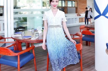 ブルーグラデーション.レースワンピース﻿
﻿
胸下からブルーの濃淡がグラデーション状に鮮やかに広がる素敵なレースワンピースです﻿
﻿
胸下のライン部分はあえて裏...