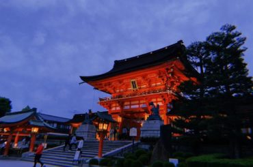 実は京都に来ておりまする。﻿
そして今日は観光と食べ歩きと、最後に伏見稲荷大社へ﻿
少し遅めの時間に行ったのでライトが映えていて素敵が素敵で素敵だった。。。﻿
...