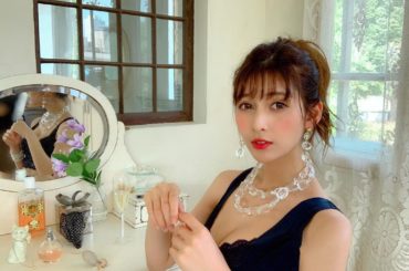 ネイビー色はいい感じに華やかになるよ﻿
光のあたり加減で暗く見えたり紺に見えたりするから私はめちゃすき！！！﻿
今回はクリアストーンとのネックレスに合わせた﻿
...