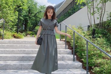 #のんの私服 
ノーカラーウエストプリーツワンピース
このワンピ個人的にすごく推してます。
大人女子にはぴったりだと思う。
上品なのに決めすぎてない
カジュアル...