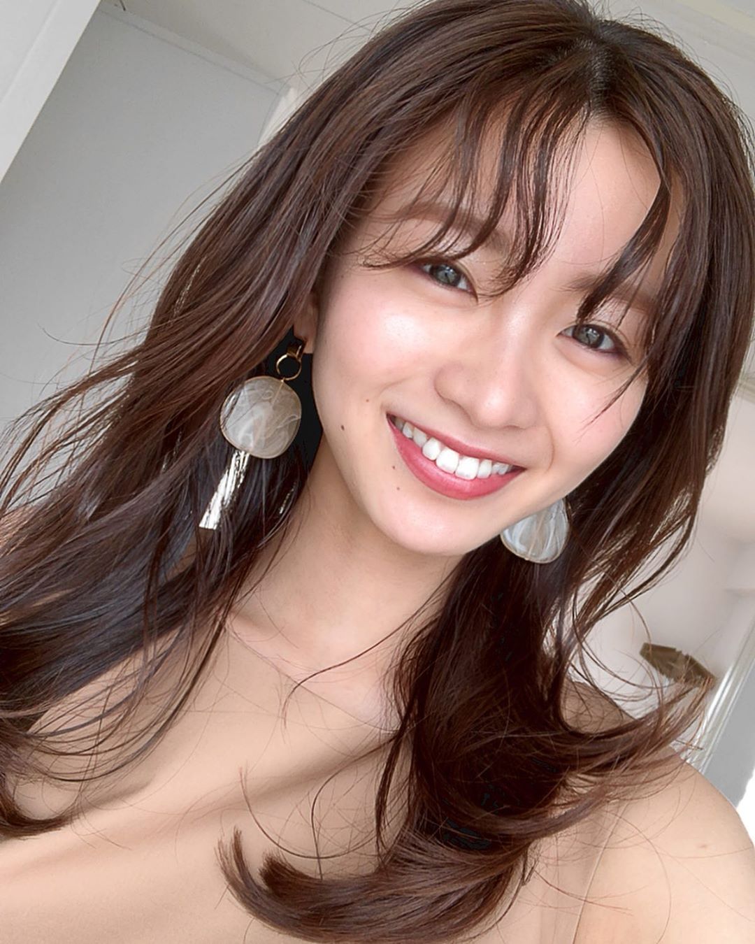 岡崎紗絵 つやつやメイク 本日はまたあの人と会います。 最近会い過ぎなあの人と。︎ だーれだ 笑&hellip; Moe Zine