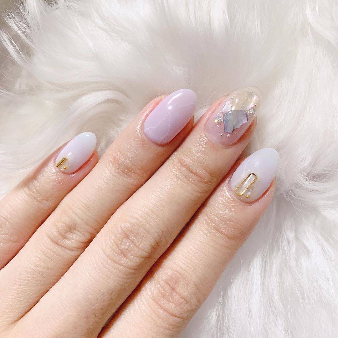 関根りさ 梅雨と夏のイメージのネイルです 長いの作業しづらくてだんだんと短くなっていってます笑 背景はシャンプー帰りのハナマサ先生です Moe Zine