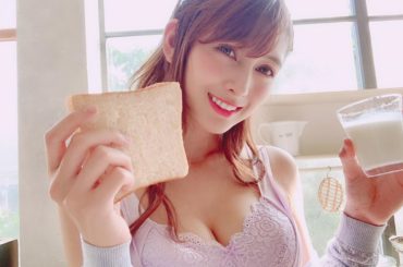 こちらの色はゆめかわなラベンダー色﻿
パンとミルクで朝ごはん風←﻿
個人的にダントツで肌が綺麗に見えるカラーだと思ってる﻿
モデルをやらせて頂いているふんわりル...