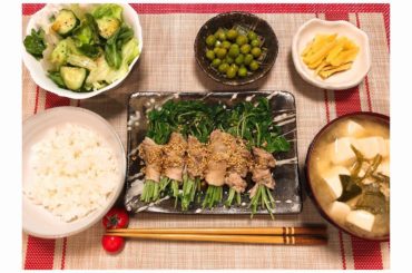 早速グリンピース炊いて
パパが漬けてるお漬物と
豆苗に肉巻いてチンのやつと
茎わかめ入りのお味噌汁♡
サラダのドレッシングは
アマニ油と醤油とブラックペッパーを...