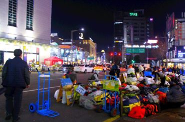 おととい思いたって弾丸一人旅︎とくに宿泊先も決めてなかったので昨日から今日にかけて東大門で服をひたすら漁りまくって朝を迎えました︎そしてこれから古着を…☆血がさ...