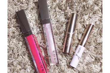 最近のお気に入りのリップ
1番左の青ラメグロスは夏に良く使ってたよ！
その隣のピンクのラメグロスはお仕事でいただいたものなんですけど、凄くキラキラしてて可愛いん...