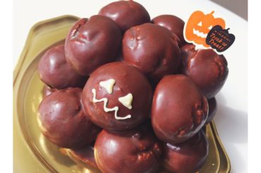 ママが可愛いシューケーキ買ってくれた
#happyhalloween #trickortreat...