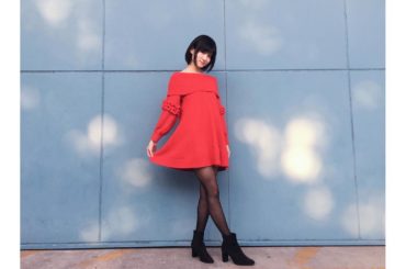 今日は、#lilybrown のワンピース
新年にちなんで赤のワンピースをチョイスしたよ！夕陽がいい感じに壁に映った加工じゃないよ...