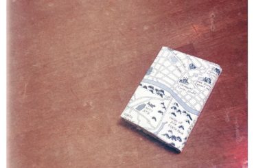 一目惚れした生地でブックカバー。

#usa 
#bookcover 
#handmade...