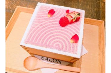 期間限定の #salonginzasabou のイチゴパフェ
・
和風テイストな四角いパフェは表面のチョコレートを割るとあま〜いアイスといちごが詰まってて、底に...