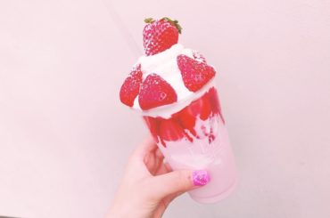 こないだ流行りの#ストローベリーボンボン 食べたよ♡ #ellecafe...