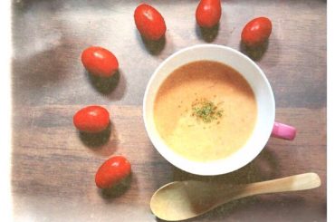 トマトの冷製スープ。
*
*
冬はあったかいもの、
夏は冷たいものが飲みたくなるね。
*
*
#トマトスープ #cooking...