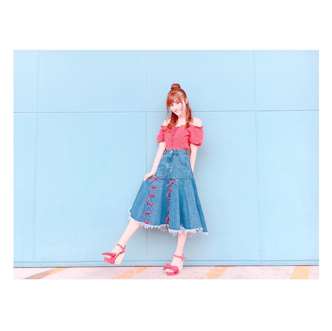 込山榛香 赤 水色ですごく好きなコーデ Offshoul Dazzlin Skirt Merryjenny Sandal Ingni 髪型は すずめちゃ Moe Zine 込山榛香 赤 水色ですごく好きなコーデ Offshoul Dazzlin Skirt Merryjenny Sandal Ingni 髪型は すずめちゃ Moe Zine