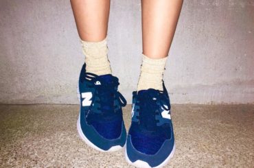 このゴールドのラメ靴下お気に入り
肌色に近い感じだから、スニーカーと合わせても脚長く見えるんだよ笑
#tutuanna #newbalance #sneaker...