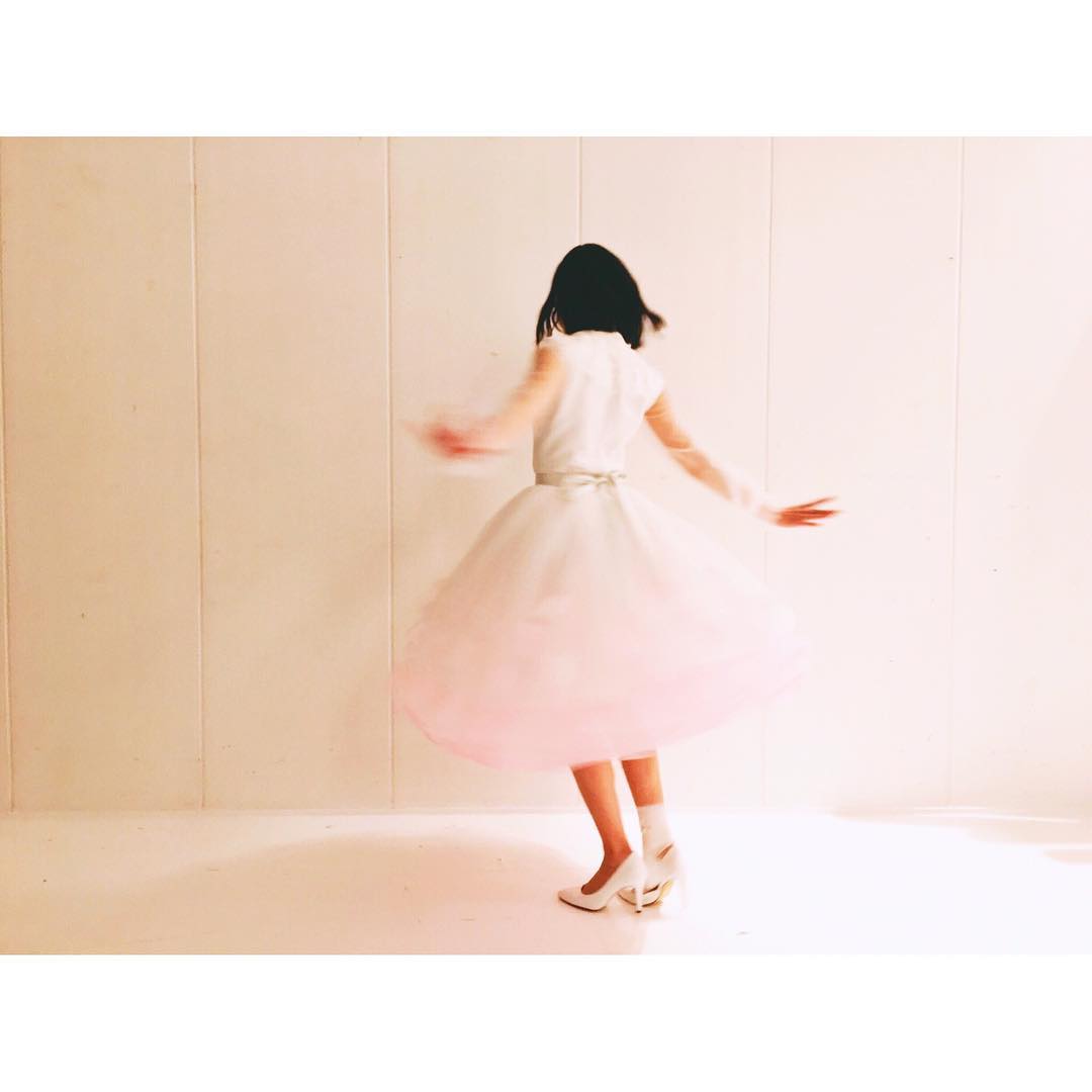 谷口めぐ クルって回るとフワってなるスカートが好き 小さい頃から変わらない唯一の服の好み Akb衣装 Moe Zine