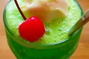 連日の、お腹空いたらスイーツの香りがするリップをつけて仕事していた日々が今日でひと段落。その暁に…… #メロンソーダフロート 
#あげ 
#明日からも頑張るぅ ...