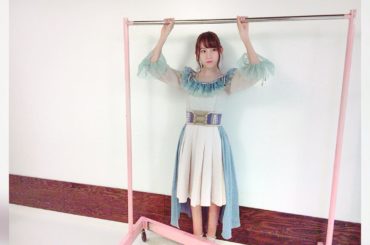 ピンクのハンガーラック
*
*
#困ったなぁ 
#ぶらさがってるつもり
#ポニーテール女子 
#わかりづらいかな...