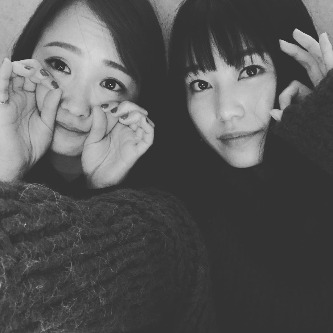 横山由依 今日寒すぎてお店出た瞬間二人で自然に腕組んでました横栄です 川栄が謎ポーズしてたので真似してみたらなんかニュアンス違う Moe Zine