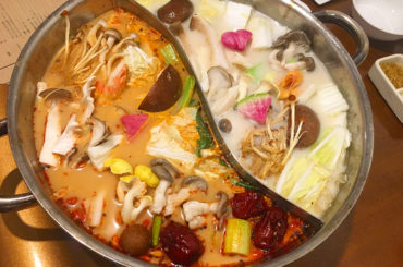 .
人生初の薬膳鍋へ。
スープまで美味しかった
2枚目の写真は
ドラゴンフルーツの茎！
これもお鍋に入れたのよ。

美容に良いものがいっぱい
ずっと食べてたか...