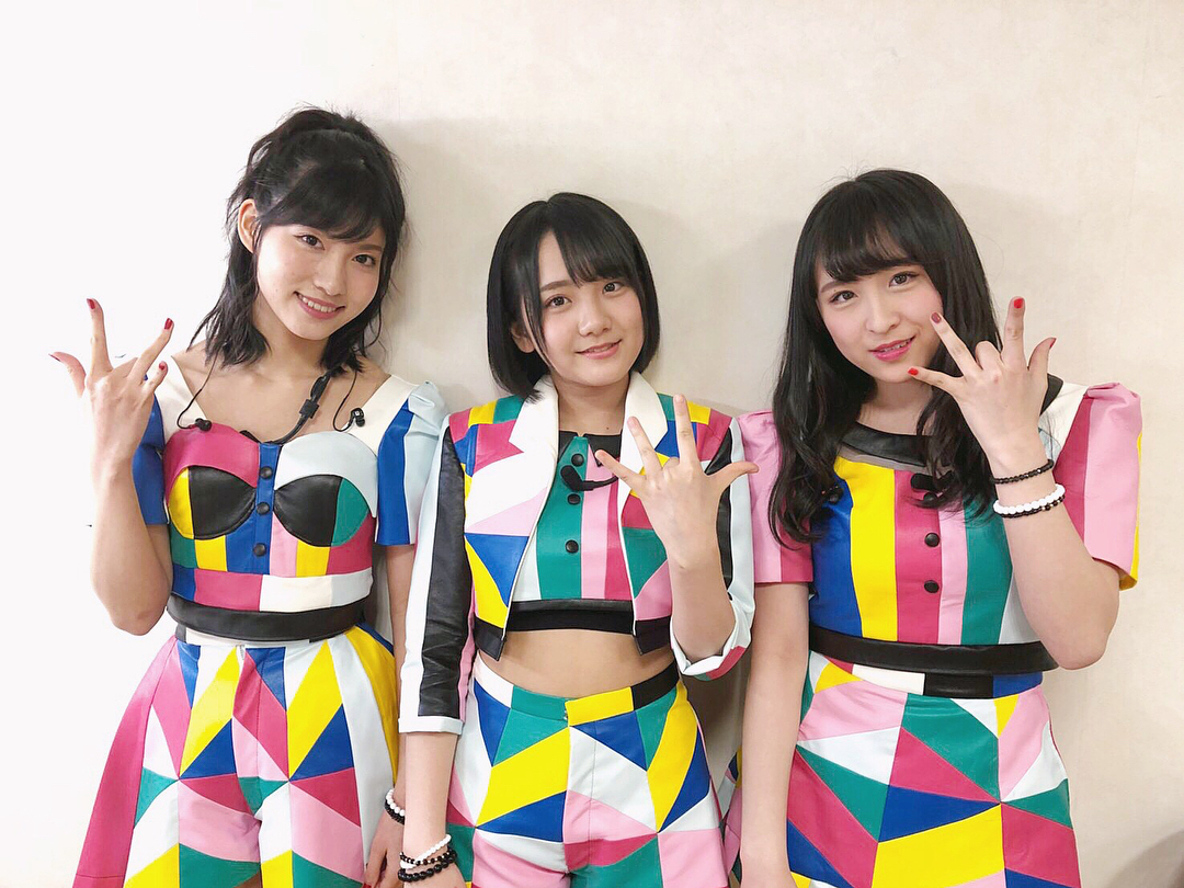 谷口めぐ 出番が終わってからも横山さんのソロコンを舞台袖から見てる私達をマネージャーさんに撮られてた 笑 2枚目は3人でnotyet さんのポーズしたよ 衣装もカラフルで Moe Zine 谷口めぐ 出番が終わってからも横山さんのソロコンを舞台袖から見てる私達をマネージャーさんに撮られてた 笑 2枚目は3人でnotyet さんのポーズしたよ 衣装もカラフルで Moe Zine