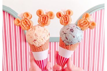 ミッキーアイス
.
 Instagramで良く見かけて、ずっとやってみたかったんだ〜♡
.
キャラメルクランチとチョコミントアイスに、
プチミッキーワッフルで耳...