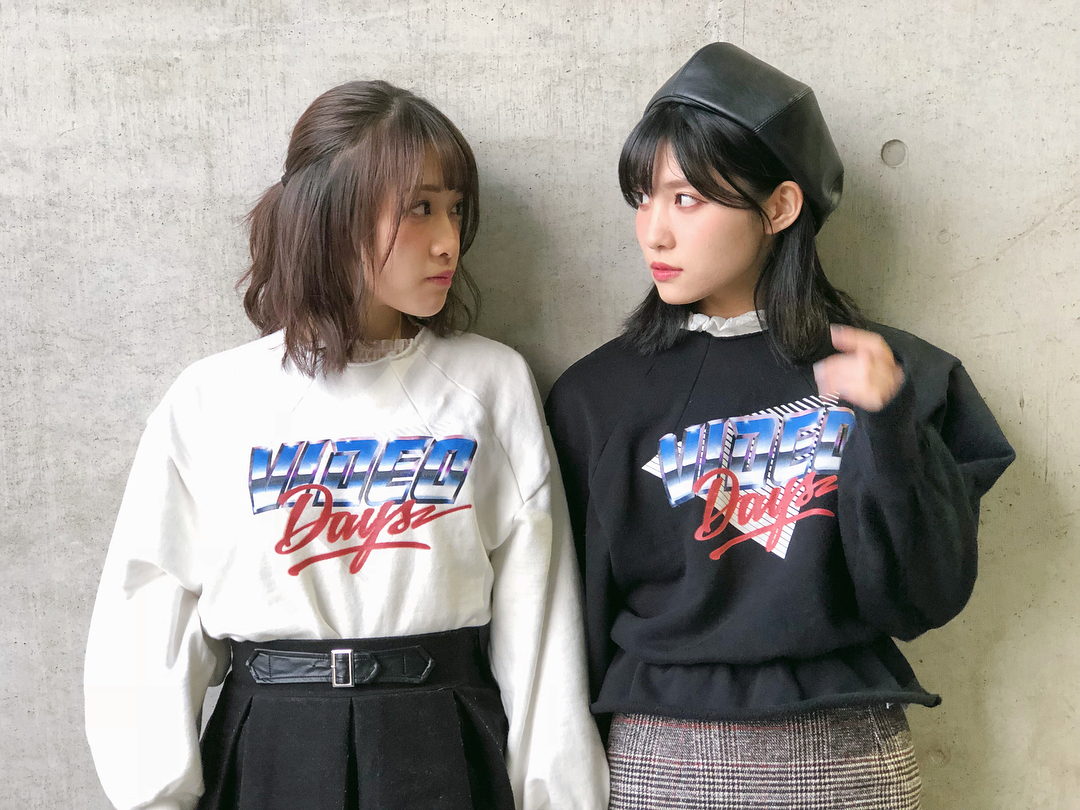 谷口めぐ にらめっこ まなめぐで Moussy の色違いトレーナーを着たよ 双子コーデ めぐコーデ Moe Zine