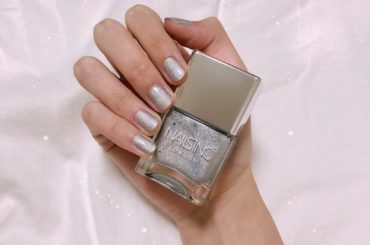 この前の撮影でシルバーのネイルをしてもらってから、今もシルバーネイルにどハマり中
というよりかは、最近マニキュアにハマっているの〜！！
オススメのマニキュア教え...