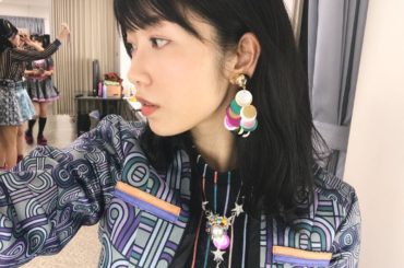 占いで星のモチーフがいいと言われたという話を衣装さんにしていたら、新曲の衣装で星のネックレスを用意してくださいました このイヤリングもお気に入りです！

#ジャ...