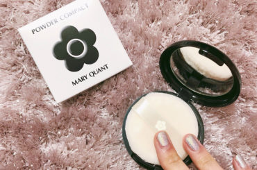 お出かけの時に持ち歩いてるメイク直しパウダー
・
とはいえ、これはパウダーケースであってね
愛用中のパウダーの粉のみをこれに入れて持ち歩いてる便利グッズなの！
...