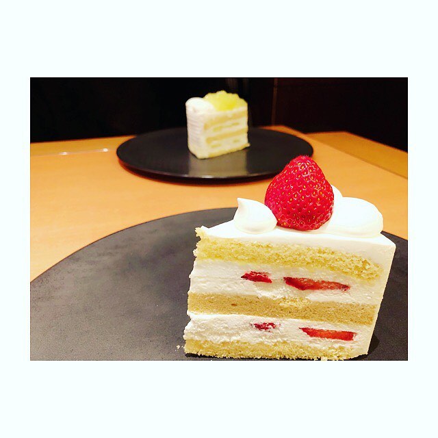 柏木由紀 スーパーあまおうショートケーキ と スーパーメロンショートケーキ さすがスーパー Moe Zine