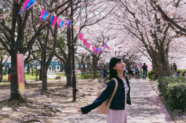 花粉症だけど、どうしてもお花見行きたかったから朝行ってきたよ
桜満開で綺麗だった〜
がしかし、その後鼻水が悲惨だった。。
2枚目と3枚目は眩しすぎて目開けられな...
