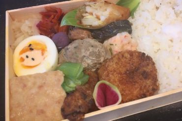 .
撮影の時にスタッフさんが
“見た目は素朴なんだけど美味しい！”
って教えてくれたお弁当
.
お肉もお魚も野菜も。
おかずの種類が豊富な上に全部美味しいとか...