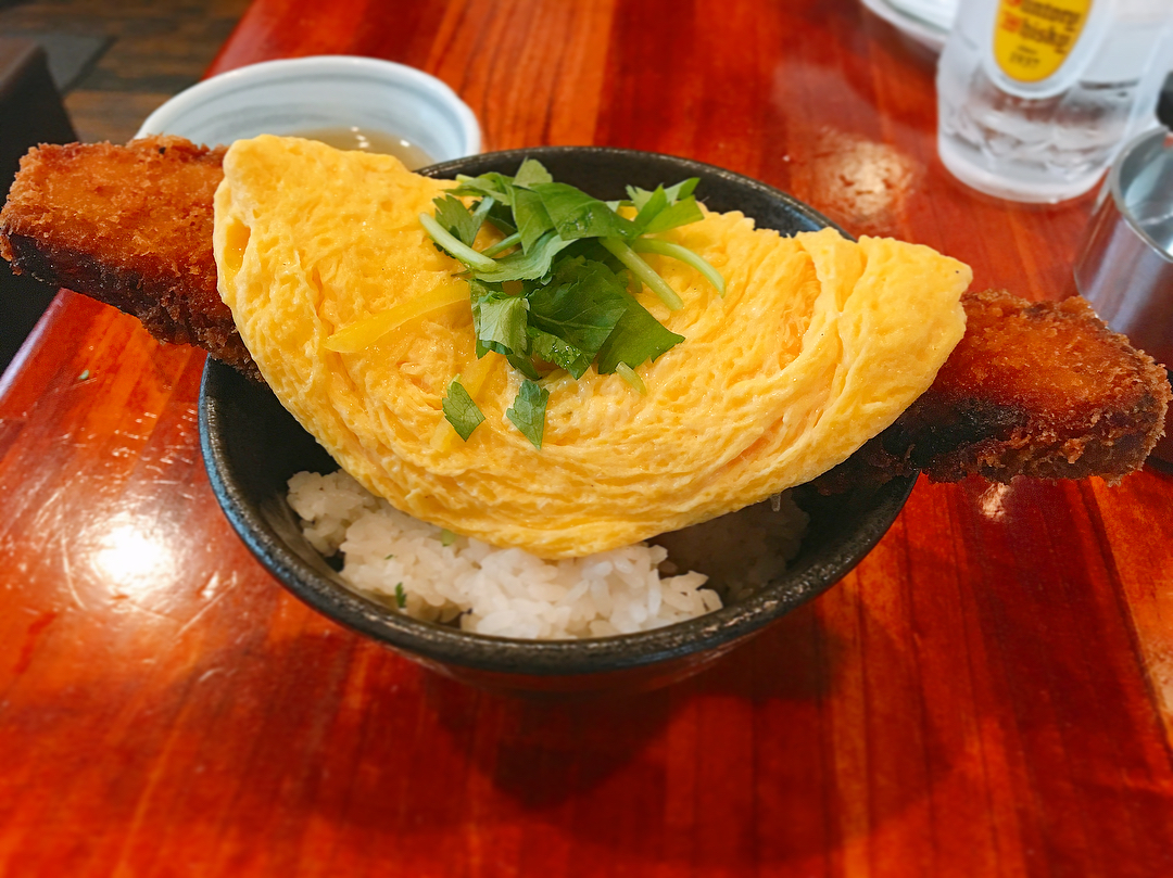 岩立沙穂 角煮カツ丼 を食べてきました 見た目では信じ難いけど ご飯とカツの間に玉ねぎが隠れてて カツ丼の要素揃ってるの 卵を割って 長 い角煮カツにかぶ Moe Zine