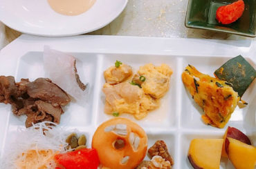 朝から幸せ
でも #1日分のカロリー とっちゃったかもピンチ
#ホテルビュッフェ #オムレツ 大好き 
#annasui のトレーナーと#ankrouge のス...