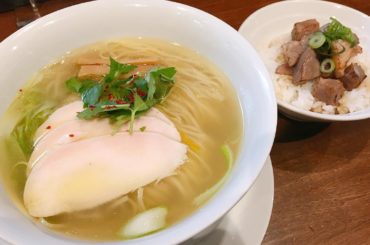 .
朝から飯テロです(´ｰ｀)
.
こちら #維新 の柚子塩らぁ麺と肉飯！
この日はさっぱり系を食べてるように見せかけて、がっつり麺ご飯というランチでした
....