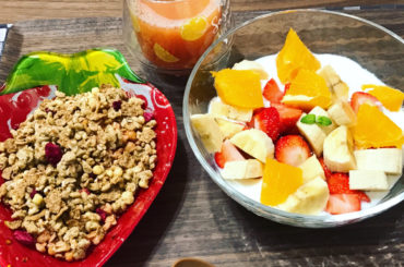 早速今日の朝ごはん(これきりになりそう(笑))
いつも大体こんな感じだよ
#フルーツ 入り #ヨーグルト
#グラノーラ #グレープフルーツジュース 
最近見つけ...