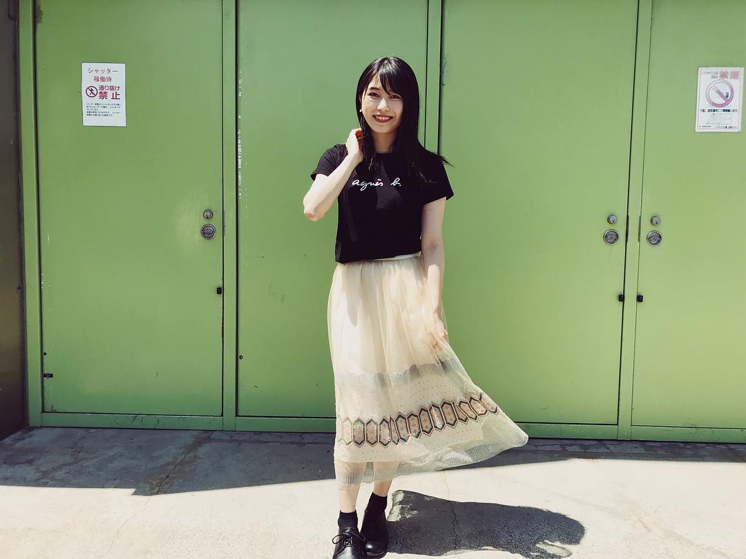横山由依 今日は川栄がお誕生日にプレゼントしてくれたスカートを履いていました 刺繍かわいい Moe Zine