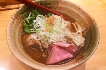 .
寝る前に…♡
.
こちら #焼きあご塩らー麺 ！
すごく香ばしくて美味しかった〜
スープは想像してたよりもまろやかで癖になったし、
薄切りのチャーシューの...