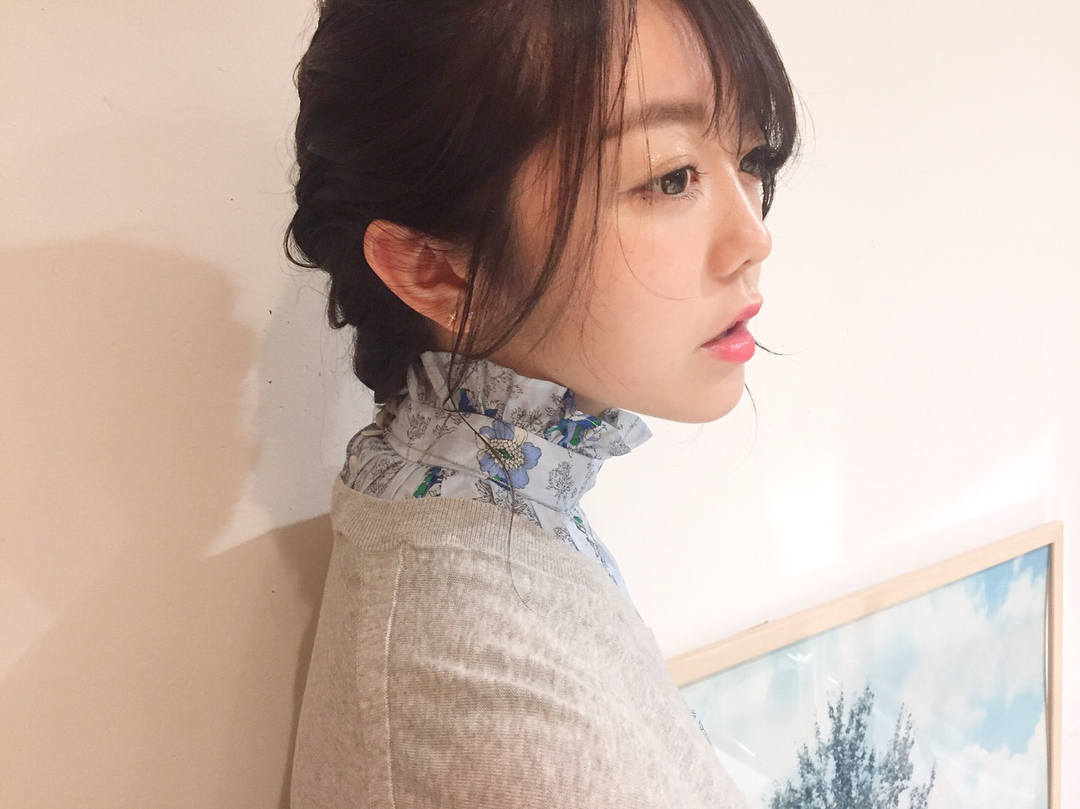 峯岸みなみ Kateのyuuちゃんにカラーしてもらいました ハニーベージュという色だそうです すぐ抜けるからいつも深めに入れてもらって長持ちするようにしてます 自分の横顔 Moe Zine
