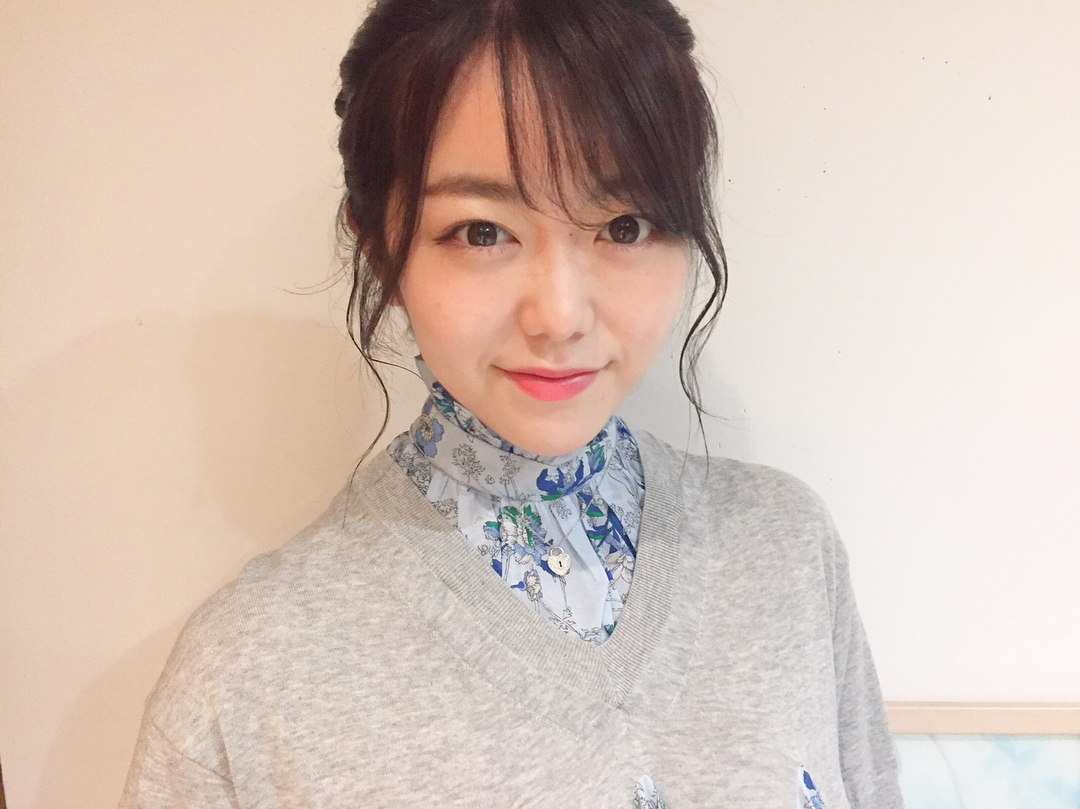 峯岸みなみ Kateのyuuちゃんにカラーしてもらいました ハニーベージュという色だそうです すぐ抜けるからいつも深めに入れてもらって長持ちするようにしてます 自分の横顔 Moe Zine