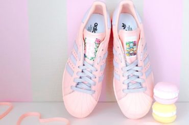 可愛すぎるadidasスニーカー
.
. 「K」に、横には「KMHR」って文字が

大切な靴が出来た

最近みんな違う方なのに、プレゼントに
「KMHR」って入...