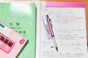 今日は生物を勉強中…
高校野球もベスト16まできたのかな？
どの学校が優勝候補なんだろう… あ、あとね カマキリの動画を撮ったんだけどみなさん見たいですか？見た...