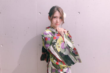 .
今年の浴衣祭りで着た浴衣
.
１日目が王道っぽい柄だったので3日目は少し雰囲気を変えて
.
帯も粋な感じで作ってもらいました〜！
.
メンバーにもメイクさん...