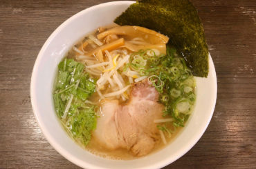 .
昨日 #牛骨ラーメン を食べました
初めてのお店だったけど“ゆず塩”をチョイス。期間限定に弱いので
.
これめちゃくちゃ美味しかった！
牛骨って響きで脂っ...