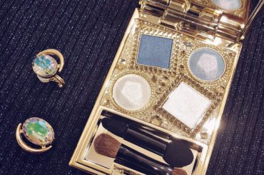 宝石。
*
*
私にぴったりと @___mion.m  が
誕生日にプレゼントしてくれた
綺麗なアイシャドウ。
@liquem.tokyo のイヤリングは
宝石...